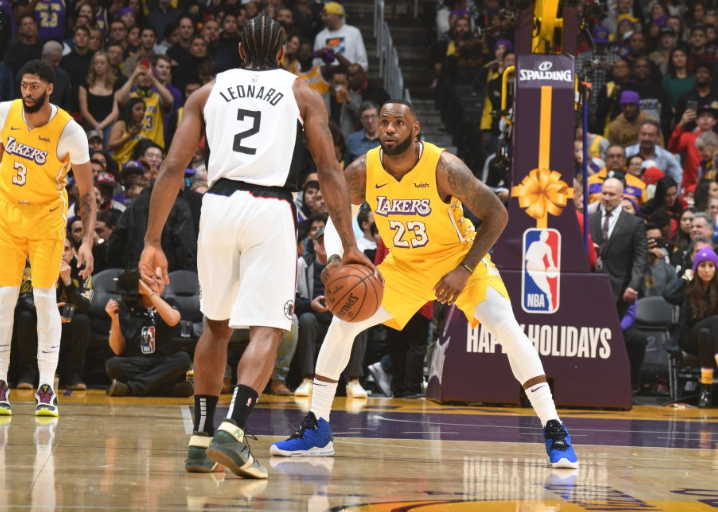  詹姆斯三双湖人逆转战胜掘金